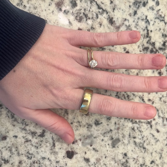 Gold Oura Ring Gen 3 - Picture 2 of 3